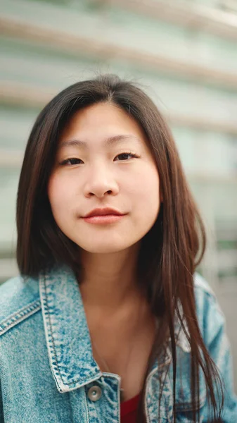 Lähikuva Melko Pitkätukkainen Aasialainen Tyttö Näyttää Söpö Kamerassa Houkutteleva Japanilainen — kuvapankkivalokuva