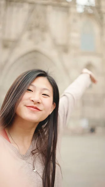 Ganske Langhåret Asiatisk Jente Smiler Mens Hun Tar Selfie Bakgrunnen – stockfoto