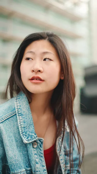 Muotokuva Pitkäkarvainen Aasialainen Tyttö Katselee Ympärilleen Odottaa Ystäviä Kadulla Japanilainen — kuvapankkivalokuva