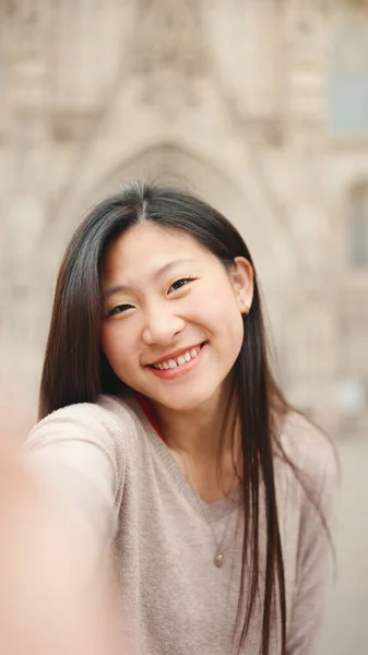 Menina Asiática Cabelos Compridos Sorrindo Enquanto Toma Selfie Contra Pano — Fotografia de Stock