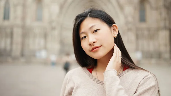 Potret Wanita Asia Berambut Panjang Menatap Kamera Dan Berpose Jalan — Stok Foto