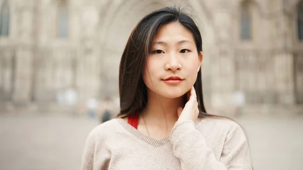 Charmig Långhårig Asiatisk Kvinna Som Poserar Framför Kameran Gatan Söt — Stockfoto