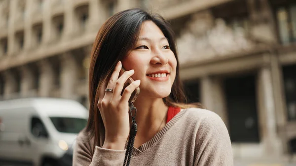 Vista Lateral Mulher Asiática Cabelos Longos Falando Smartphone Discutindo Últimas — Fotografia de Stock
