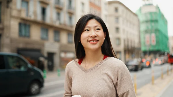 Portrait Beautiful Asian Woman Looking Happy Exploring City Alone Gadis — Stok Foto