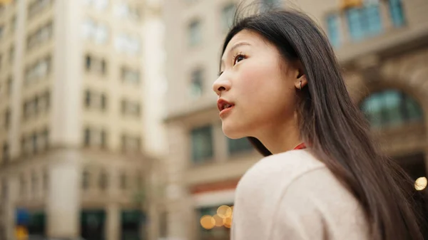 Sivunäkymä Kaunis Aasialainen Pitkätukkainen Nainen Etsii Innoittamana Tutkia Uutta Kaupunkia — kuvapankkivalokuva