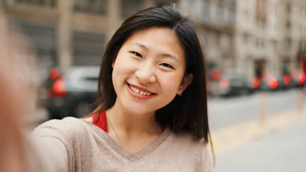Nätti Aasialainen Tyttö Ottaa Omakuvan Kävellessään Kaupungissa Pitkäkarvainen Hymyilevä Nainen — kuvapankkivalokuva