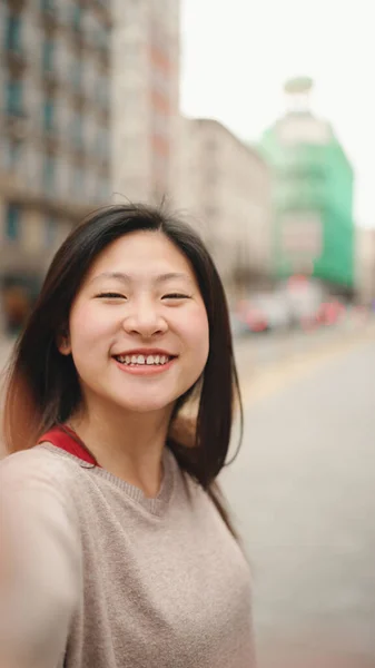 Hosszú Hajú Ázsiai Blogger Vidám Mosollyal Utcán Sétálva Happy Woman — Stock Fotó