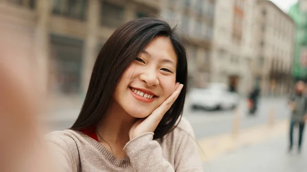 Aranyos Ázsiai Lány Videózik Közösségi Médiának Boldog Szabadban Fiatal Felfedező — Stock Fotó