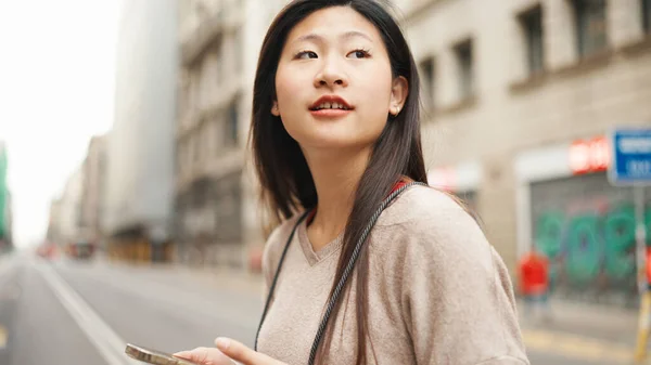 Приваблива Азіатка Довгим Волоссям Яка Полюбляє Гуляти Вулицях Досліджуючи Лише — стокове фото
