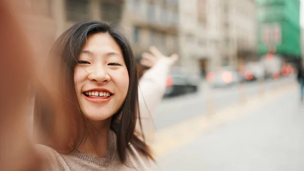 Pitkäkarvainen Aasialainen Naisbloggaaja Hymyilee Samalla Kun Ottaa Omakuvan Kadulla Onnellinen — kuvapankkivalokuva