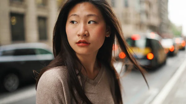 Potret Wanita Muda Asia Berambut Panjang Menunggu Teman Jalan Dengan — Stok Foto
