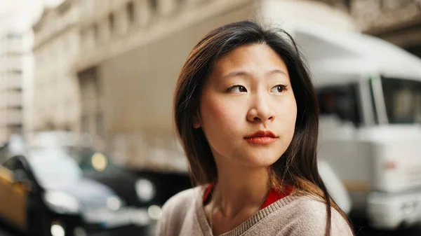 Portrett Asiatisk Kvinne Som Tankefullt Ser Til Siden Gaten Bylivskonsept – stockfoto
