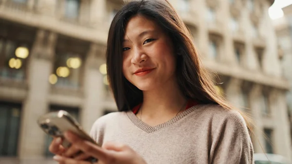 Portrett Smilende Asiatisk Langhåret Kvinne Som Sjekker Sine Sosiale Medier – stockfoto