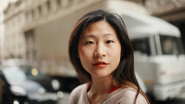 Gyönyörű Ázsiai Utcán Álló Kamerába Néz Egy Érzéki Ázsiai Lány — Stock Fotó