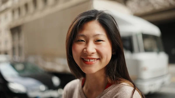 Närbild Glad Asiatisk Kvinna Tittar Kameran Och Ärligt Leende Står — Stockfoto