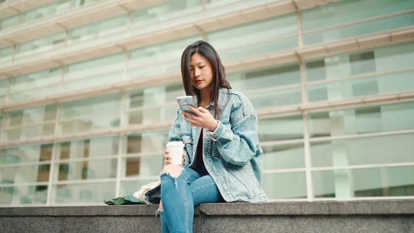 Gadis Asia Yang Menarik Memeriksa Media Sosialnya Smartphone Duduk Luar — Stok Foto