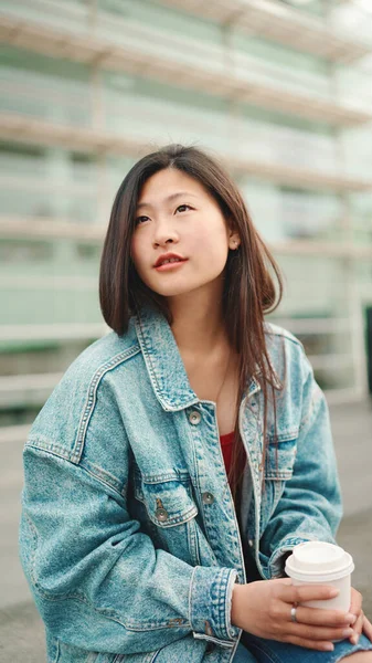 Hermosa Mujer Asiática Pelo Largo Con Chaqueta Mezclilla Sentada Las Fotos de stock libres de derechos