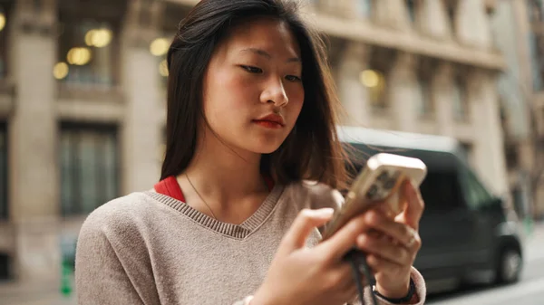 美しいアジアの長い髪の女性は通りにスマートフォンを使用して彼女のソーシャルメディアをチェックします アジアの女の子待っているタクシー屋外 ストック写真