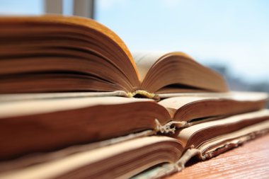 eski kitap tablo açık