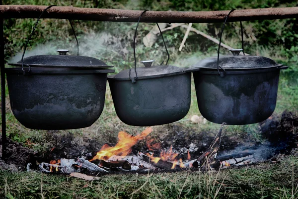 Cozinhar em um piquenique no fogo — Fotografia de Stock