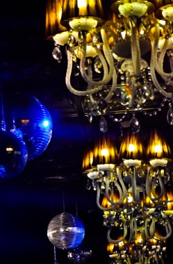 mistik iç avize ışıkları ve yansımalar