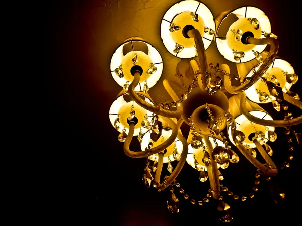 Interior místico con lámparas de araña y reflejos — Foto de Stock