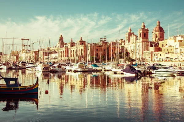 Utsikt över vackra vittiriosa vid havet — Stockfoto