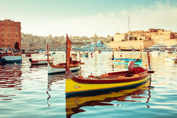 Fort st angelo havet och Maltesiska båten Yuna — Stockfoto