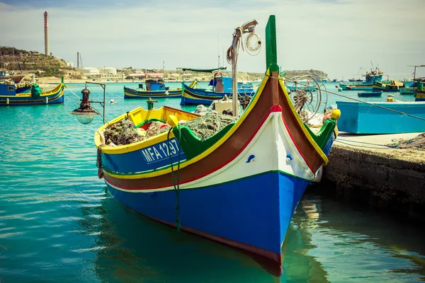 Un bateau de pêche traditionnel maltais luzzu — Photo