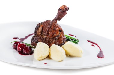 fırında ördek ayağı kiraz ve püresi patates ile