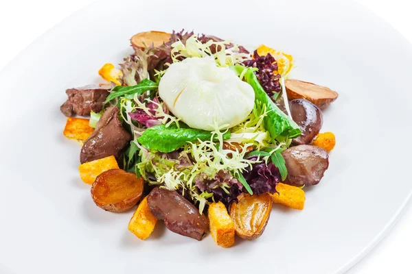 Warm salad with turkey liver and poached egg — Stock Photo, Image