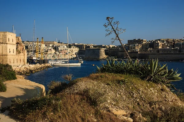 在 kalkara，马耳他翠绿的小山 — 图库照片