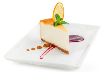 beyaz zemin üzerinde plaka üzerinde Cheesecake