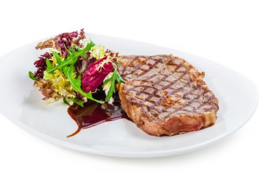 salata ile lezzetli ızgara biftek Antrikot