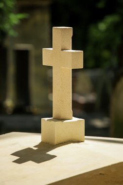 çapraz bir gölge güneş yok eder.