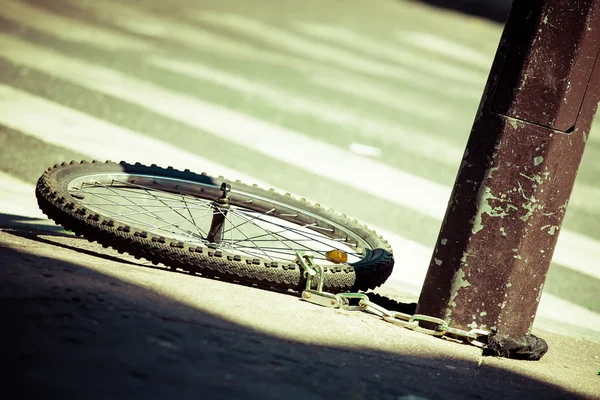 Theft of a bicycle, it remains only one wheel — Stock Photo, Image