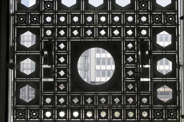 moucharabieh. Monde arabe Enstitüsü.