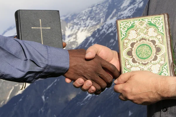 Friedensgeste. die Bibel und der Koran. Stockbild