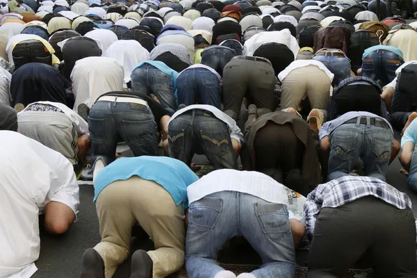 Musulmanes en la Gran Mezquita de París en el festival de El Fitr . Imágenes De Stock Sin Royalties Gratis