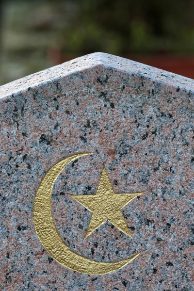 Muslimische Symbole auf einem Grabstein aus Granit. Stockbild
