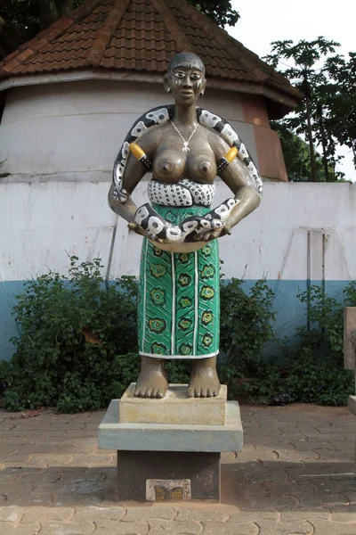 Estatua de pie frente al templo Voodoo Python . Fotos De Stock