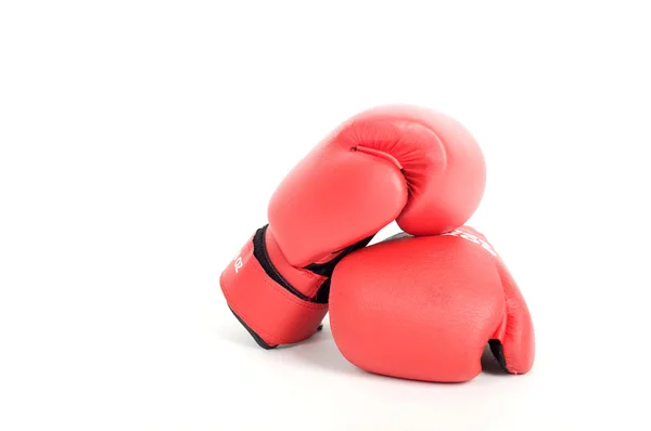 Luvas de boxe vermelhas isoladas em branco — Fotografia de Stock