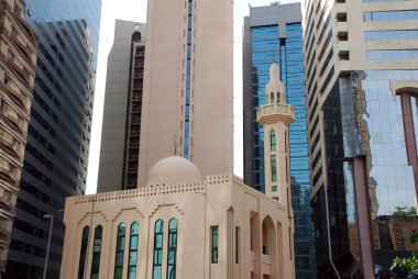 Cami önünde modern binalar