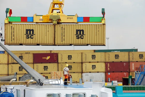 Recipientes no porto de Antuérpia — Fotografia de Stock