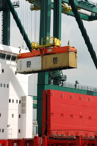 Recipientes no porto de Antuérpia — Fotografia de Stock