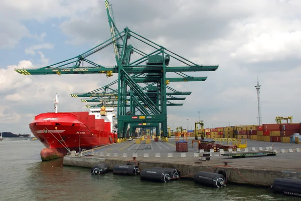 Behållare i Antwerpens hamn — Stockfoto