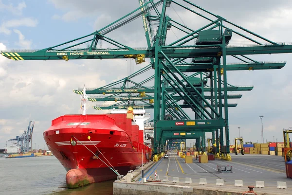 Recipientes no porto de Antuérpia — Fotografia de Stock