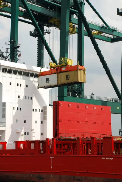 Recipientes no porto de Antuérpia — Fotografia de Stock