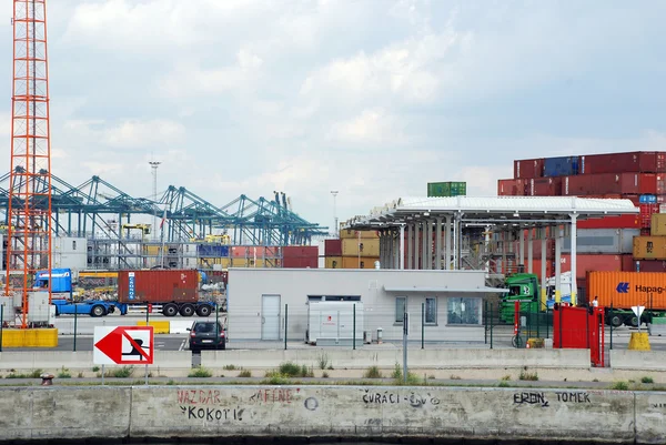 Behållare i Antwerpens hamn — Stockfoto