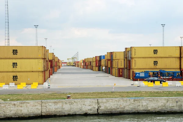 Behållare i Antwerpens hamn — Stockfoto